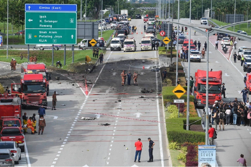 Malaysia: Máy bay lao xuống cao tốc khiến 10 người thiệt mạng