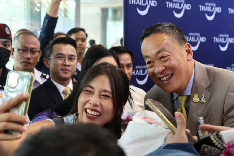 Thủ tướng Thái Lan ra sân bay đón khách du lịch được miễn thị thực