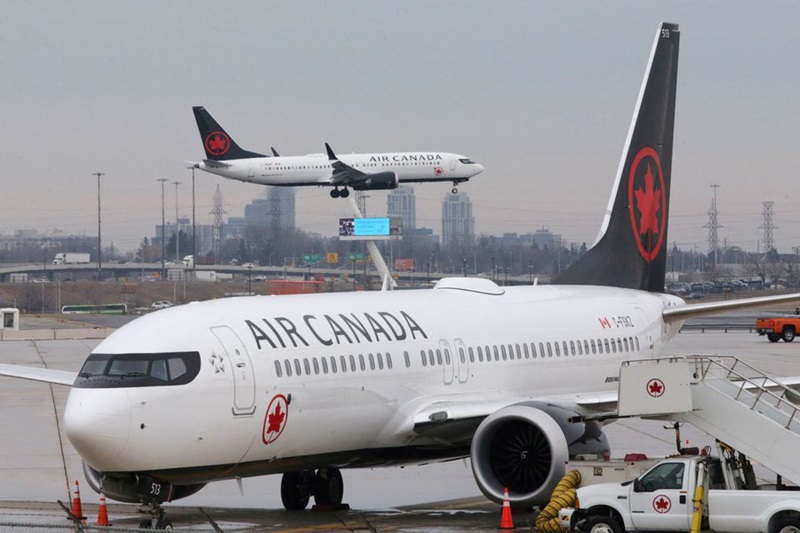 Air Canada để hành khách liệt bẩm sinh lết qua 12 hàng ghế xuống máy bay