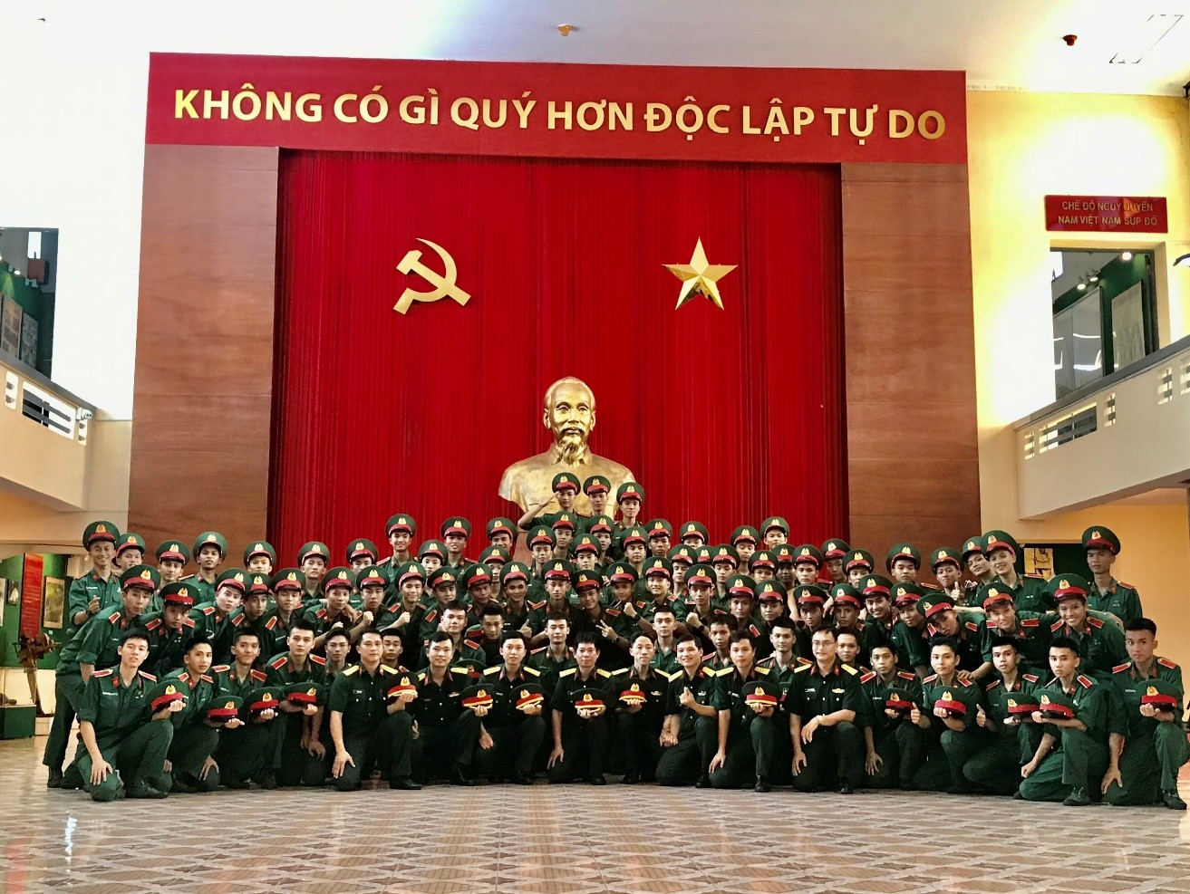 Đoàn Trường Sĩ Quan Công Binh và Đại học Kinh tế tham quan, giao lưu tại Bảo tàng Chiến dịch Hồ Chí Minh