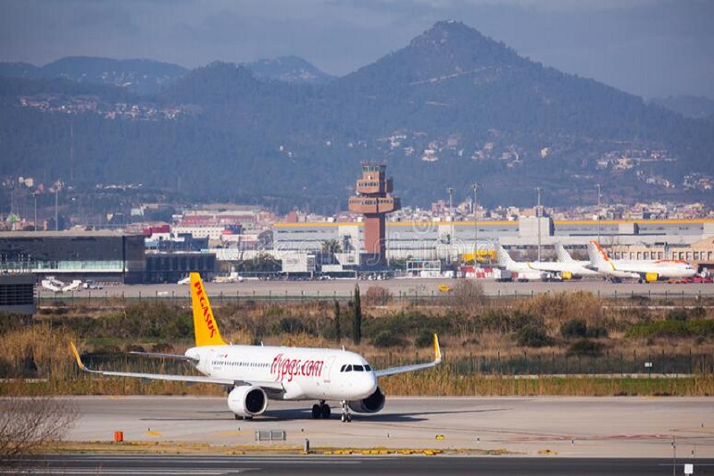 Máy bay chở 228 hành khách hạ cánh khẩn cấp ở Barcelona