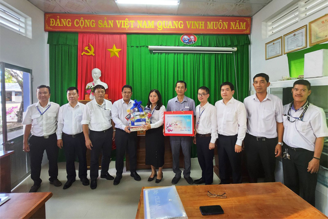 Chủ tịch Lê Hoàng Minh đến thăm và chúc Tết các cơ sở cung cấp dịch vụ tại miền Nam