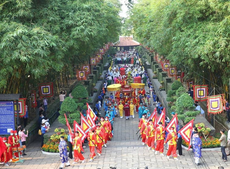 Ngày Giỗ Tổ Hùng Vương diễn ra vào ngày mồng 10 tháng 3 âm lịch hàng năm tại Đền Hùng, Việt Trì, Phú Thọ